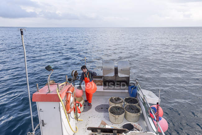 Високий кут зору рибалки готує човен — стокове фото