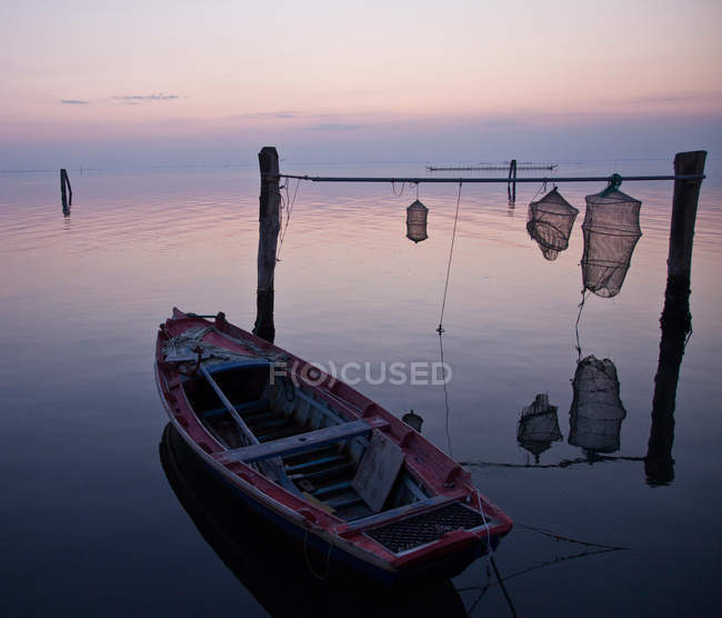 Рибальський човен з сітками — стокове фото