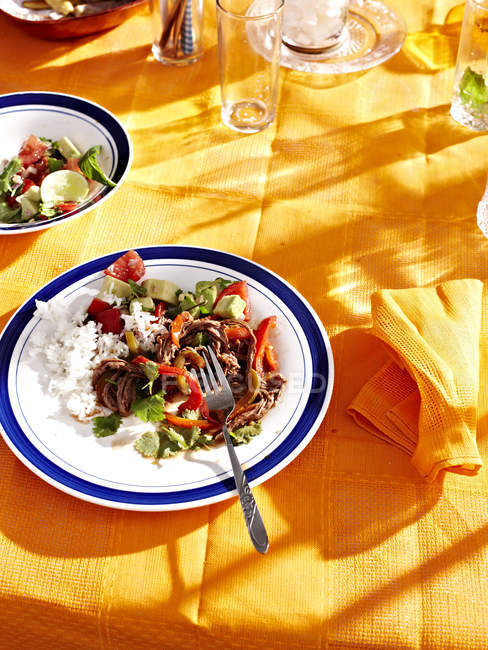 Close-up tiro de prato com comida tradicional sul-americana em placas — Fotografia de Stock