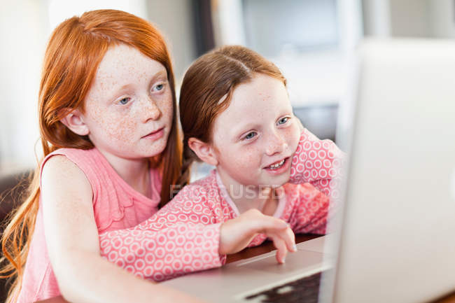 Mädchen benutzen gemeinsam Laptop — Stockfoto