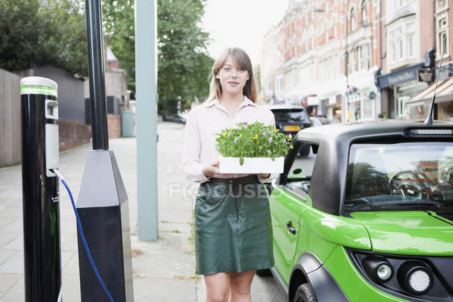 Жінка, яка перевозить клуполі на вулиці міста — стокове фото