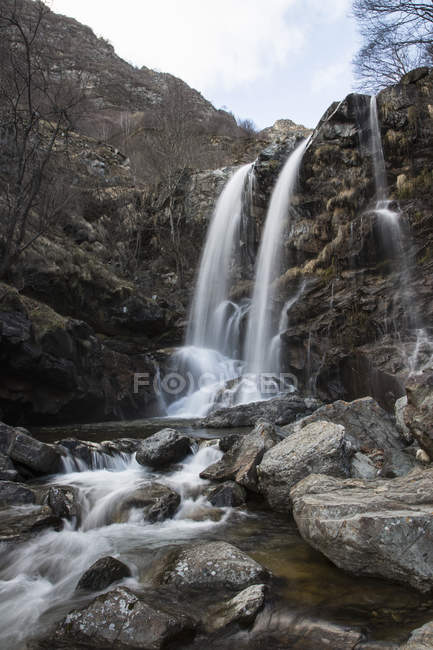 Wasserfall, Fluss Toce, Prämosello, Verbania, Piemont, Italien — Stockfoto