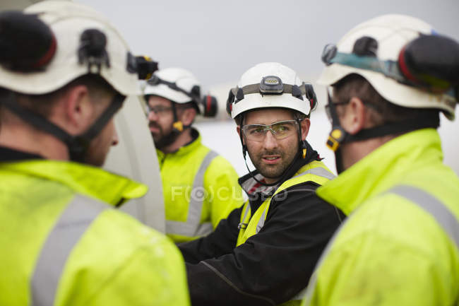 Engenheiros que trabalham no estaleiro de construção de turbinas eólicas — Fotografia de Stock
