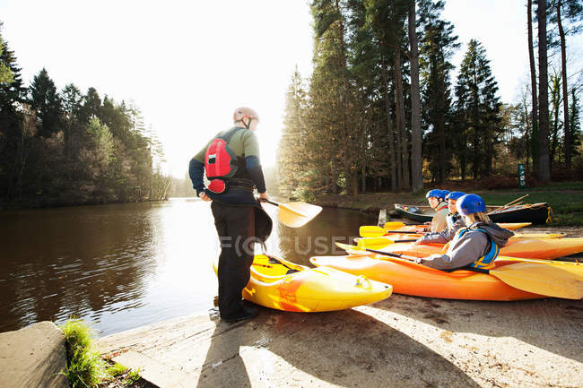 Kayak allineati ai margini del lago — Foto stock