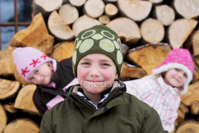 Bambini in posa con cappelli invernali su — Foto stock