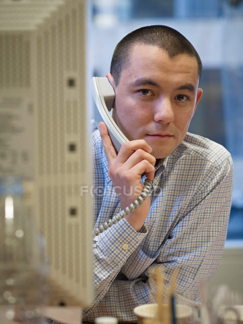 Бізнесмен розмовляє по телефону за столом — стокове фото