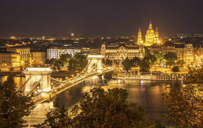 Pont à chaînes sur le Danube la nuit, Hongrie, Budapest — Photo de stock