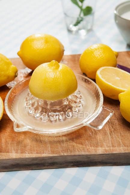 Limones con exprimidor de manos - foto de stock