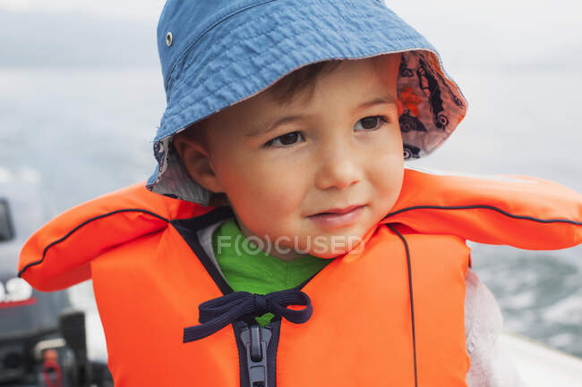 Chico disfrutando paseo en barco - foto de stock