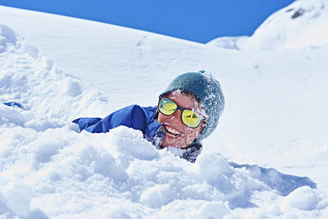 Хлопець, що грає у снігу, Шамоні, Франція. — стокове фото