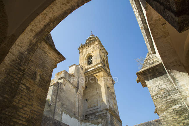 Niedriger Winkel Bogen Ansicht des Turms der Medina Sidonia chuch, Andalusien, Spanien — Stockfoto