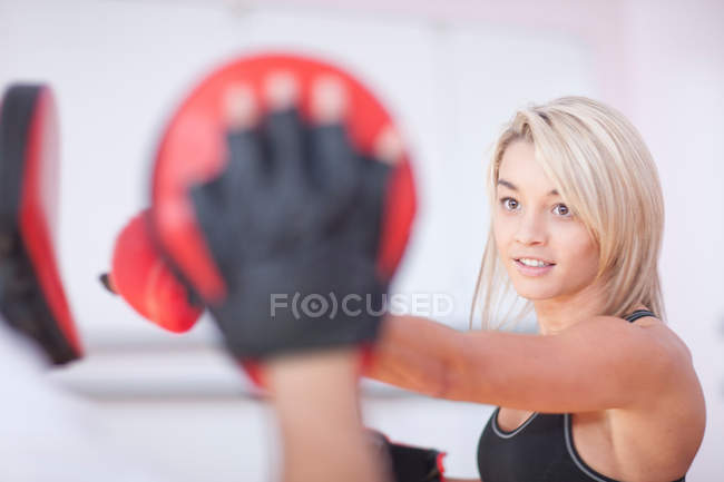 Giovane donna boxe in palestra — Foto stock