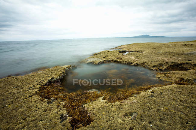Vue panoramique de la piscine d'eau sur la plage rocheuse — Photo de stock