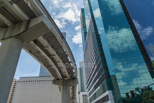 Edifícios e trilhos de trem no centro de Miami — Fotografia de Stock