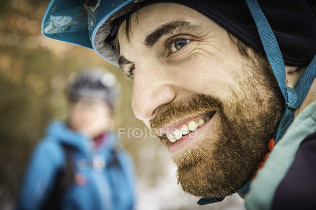 Close up retrato de jovem motociclista de montanha masculino — Fotografia de Stock