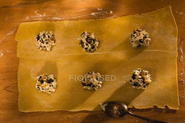Masa de ravioles con relleno, proceso de cocción - foto de stock