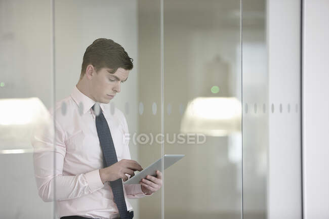 Бізнесмен використовує цифровий планшет — стокове фото