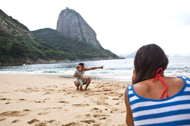 Батько і син на пляжі в Ріо - де - Жанейро (Бразилія). — стокове фото