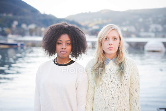 Retrato de duas jovens amigas ao lado do lago, Lago de Como, Itália — Fotografia de Stock