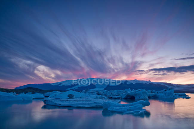 Icebergs flutuando em águas glaciares — Fotografia de Stock