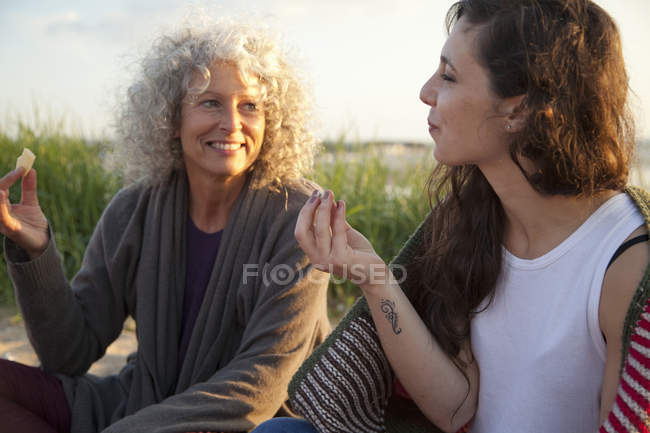 Zwei Frauen beim Picknick am Strand, dorset, uk — Stockfoto