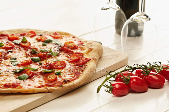 Pizza casera fresca - foto de stock