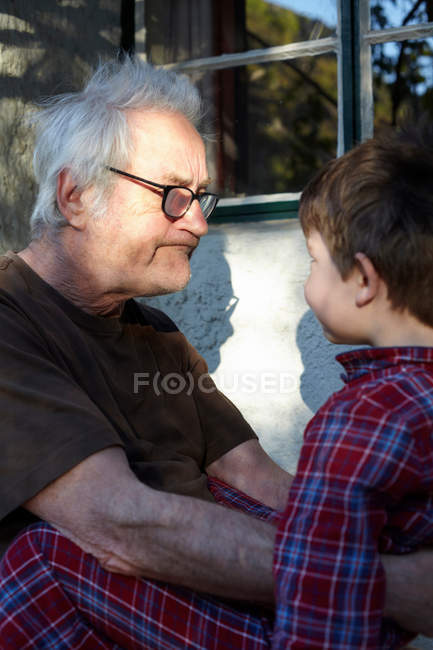 Літній чоловік з онуком на відкритому повітрі — стокове фото