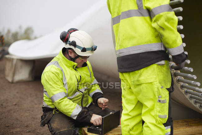 Ingegneri che lavorano sul cantiere di turbine eoliche — Foto stock