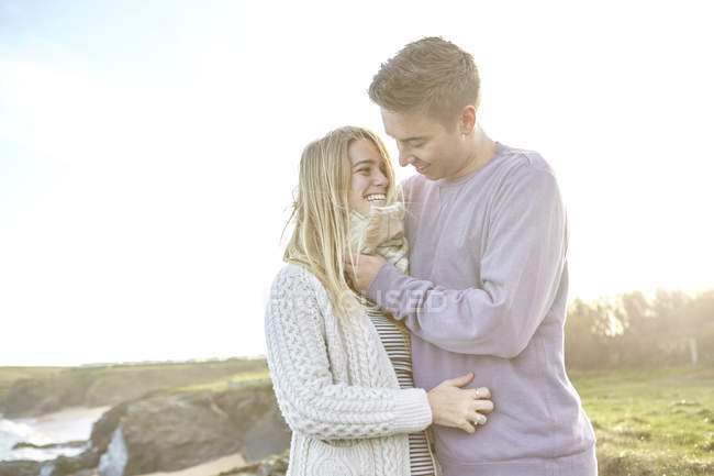 Glückliches romantisches junges Paar bei einem Date am Strand — Stockfoto