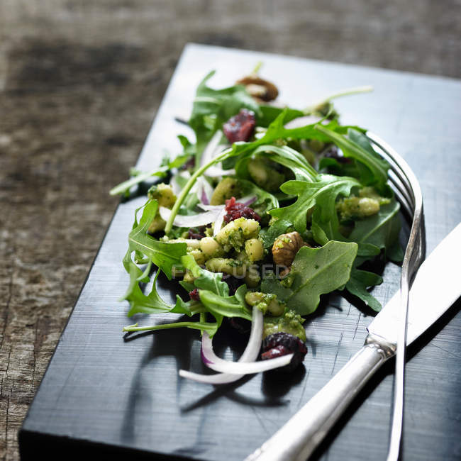 Salat auf Holzbrett — Stockfoto