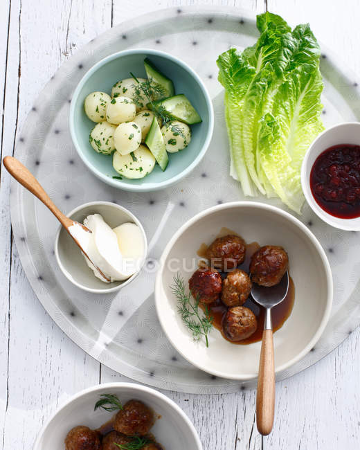 Platter com almôndegas suecas e salada — Fotografia de Stock