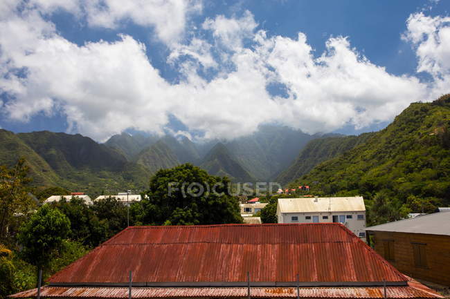Vista panorámica del tejado de hojalata, pueblo y montañas, Isla Reunión - foto de stock