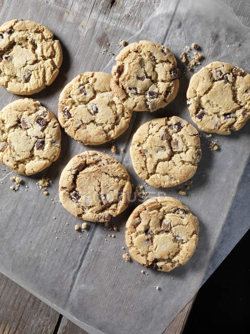 Top view of chocolate chunk cookies on greaseproof paper — Stock Photo