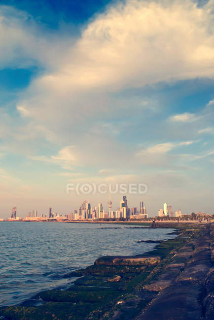 Observando vista do horizonte da cidade do Kuwait e da água — Fotografia de Stock