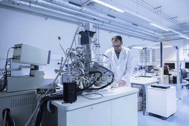 Laborassistentin arbeitet an professioneller wissenschaftlicher Ausrüstung — Stockfoto