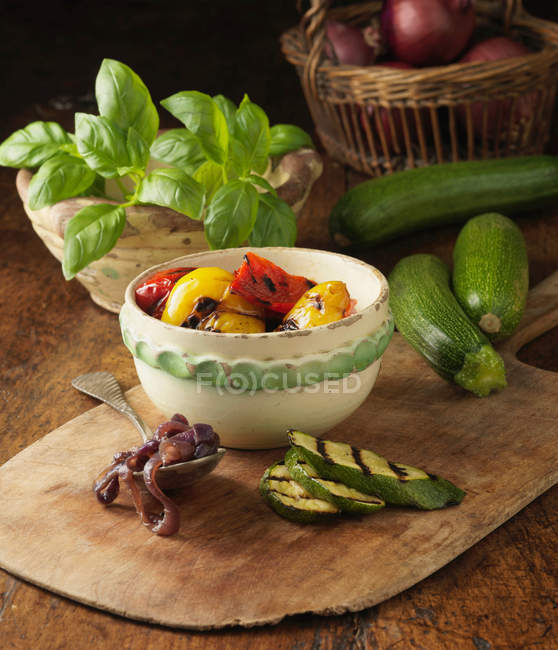 Verduras a la parrilla en bowl - foto de stock