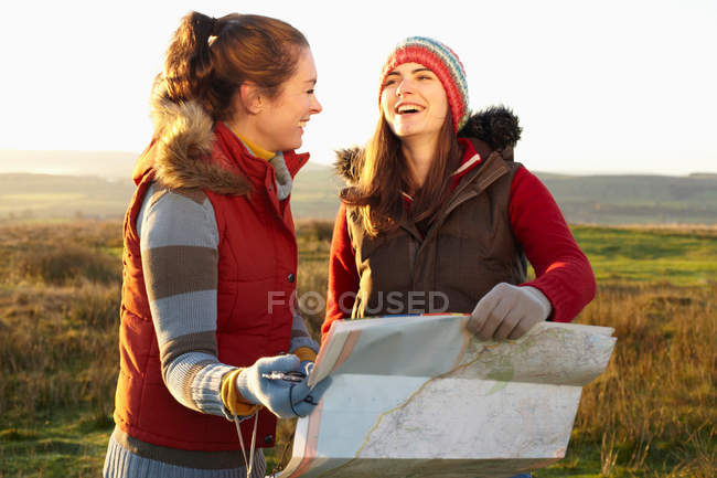 Donne che leggono mappa all'aperto — Foto stock