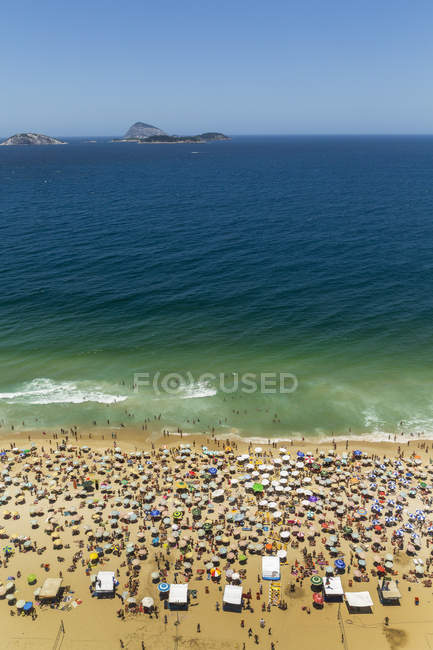 Praia de Ipanema e multidões de férias, Rio De Janeiro, Brasil — Fotografia de Stock