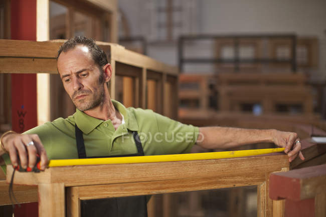 Marco de medición del carpintero en carpintería - foto de stock
