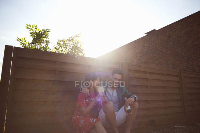 Entspanntes erwachsenes Paar plaudert und trinkt auf Dachterrassenparty — Stockfoto