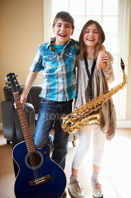 Crianças portadoras de instrumentos musicais — Fotografia de Stock