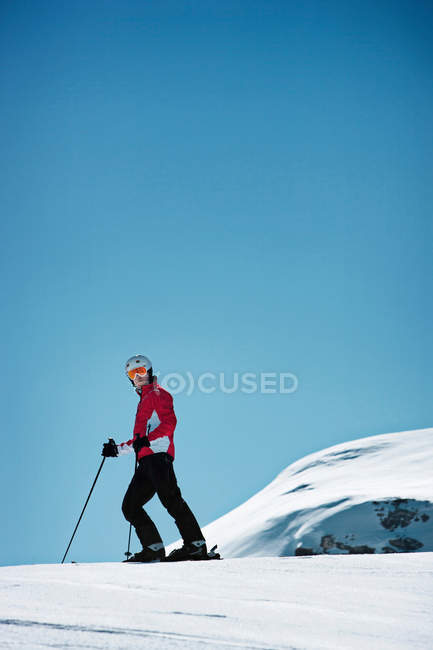 Montañismo esquiador en la ladera nevada - foto de stock