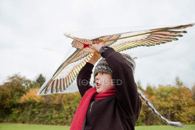 Мальчик запускает воздушный змей — стоковое фото
