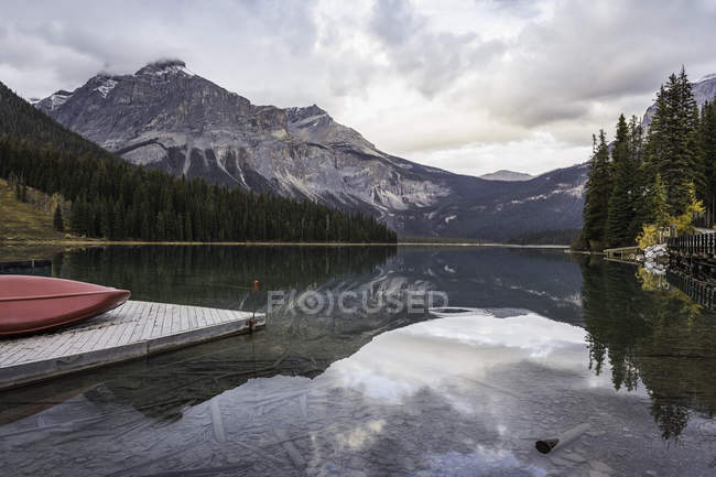 Malerischer Blick auf smaragdgrünen See, Yoho-Nationalpark, Feld, britische Kolumbia, Kanada — Stockfoto