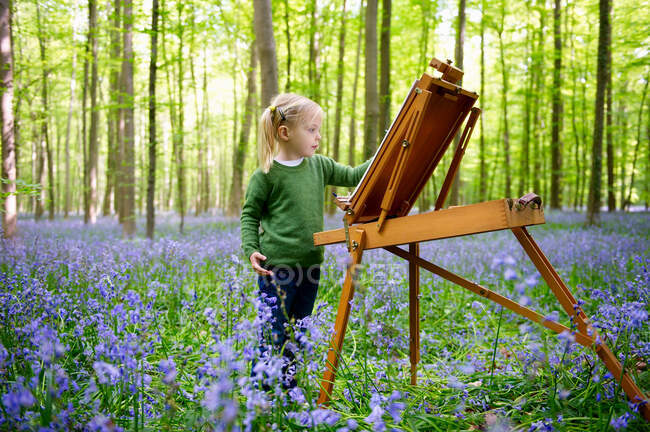 Дівчина малює в лісі — стокове фото