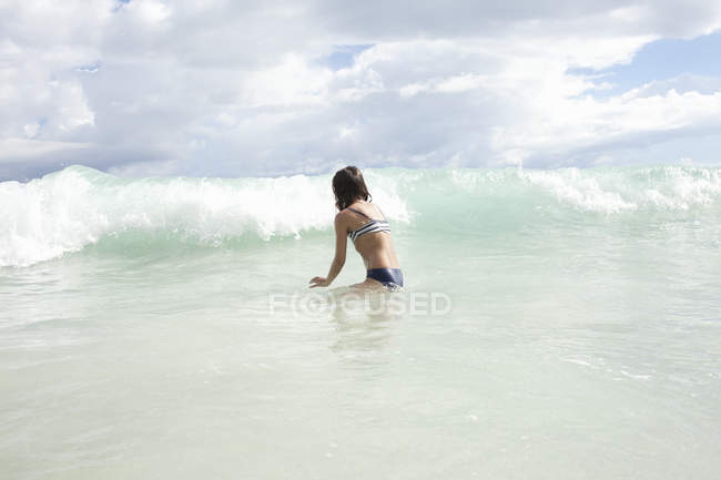 Piccola ragazza giocare in mare — Foto stock