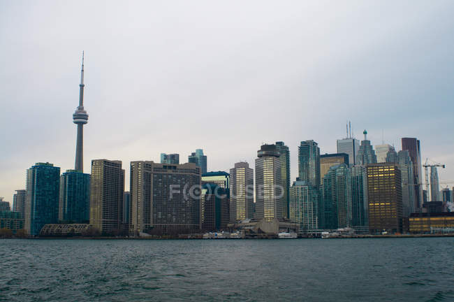 Osservando lo skyline della città di Toronto sull'acqua — Foto stock