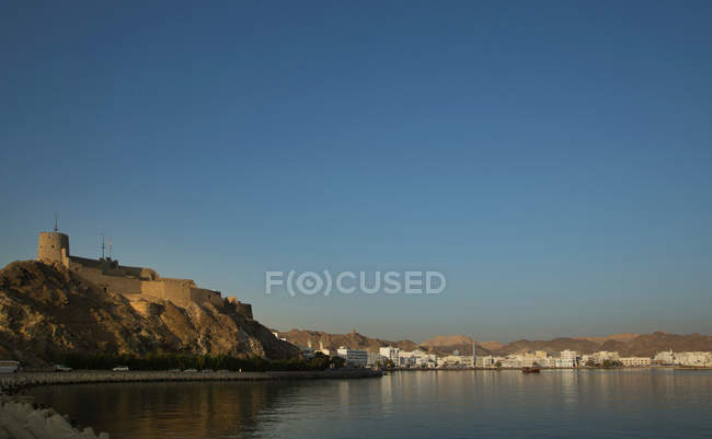 Mountains and Muscat skyline — Stock Photo