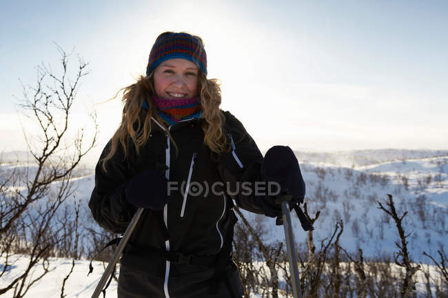 Mujer sonriente esquí de fondo - foto de stock