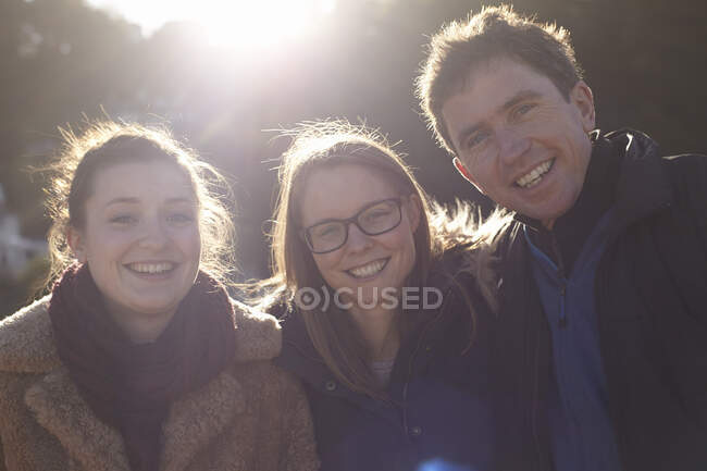 Amigos en viaje de un día en Devon, Reino Unido vistiendo ropa de invierno - foto de stock